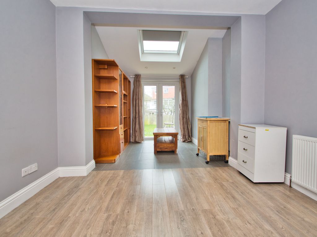 Room to rent in The Avenue, Harrow Weald HA3 Zoopla