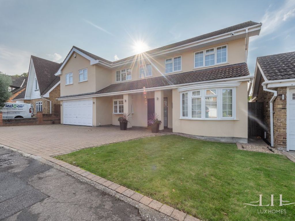5 bed detached house for sale in Fairlawns Close, Hornchurch RM11, £