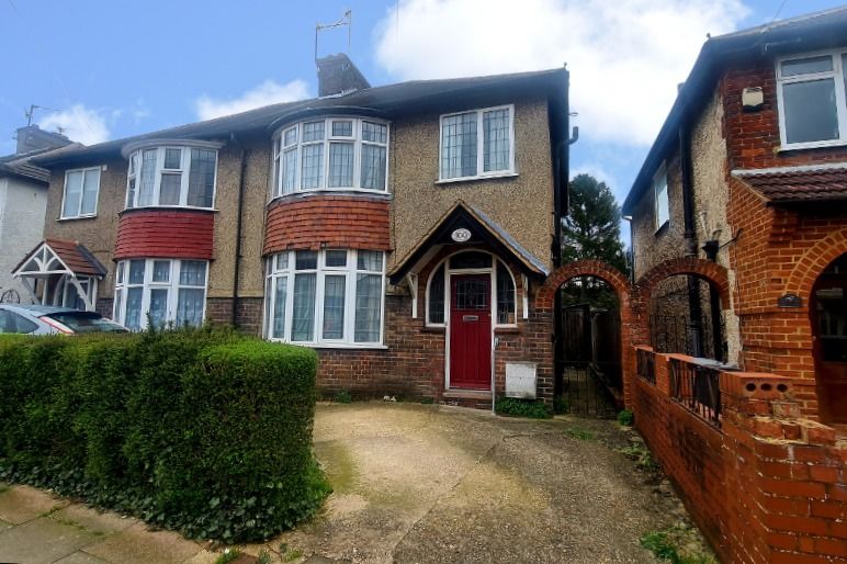 3 bed semidetached house for sale in Richmond Hill, Luton