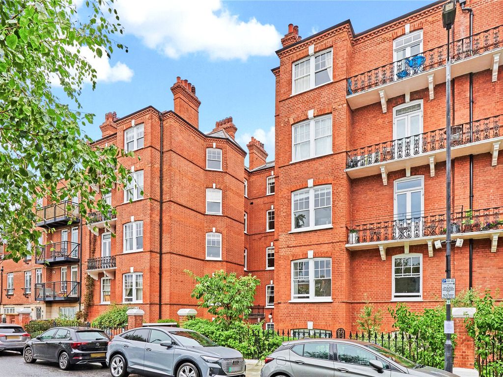 3 bed flat for sale in Arundel Mansions, Kelvedon Road SW6, £925,000