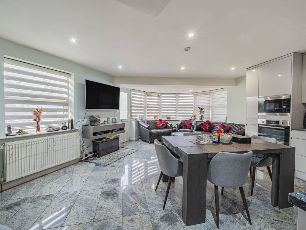 2 bed end terrace house for sale in Byron Road, Walthamstow, London E17