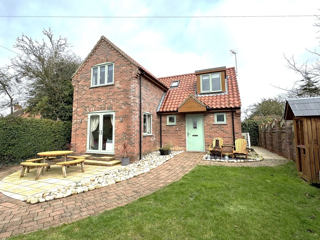3 bed detached house for sale in Lound Road, Blundeston NR32, £425,000