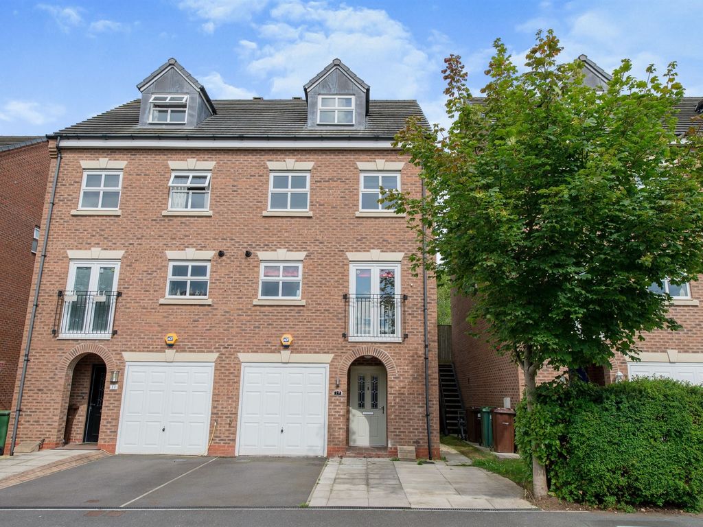 4 bed semidetached house for sale in Netherwood Avenue, Castleford