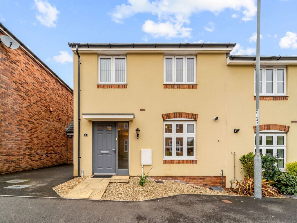 4 bed semidetached house for sale in Gloch Wen Close, Rhiwderin NP10