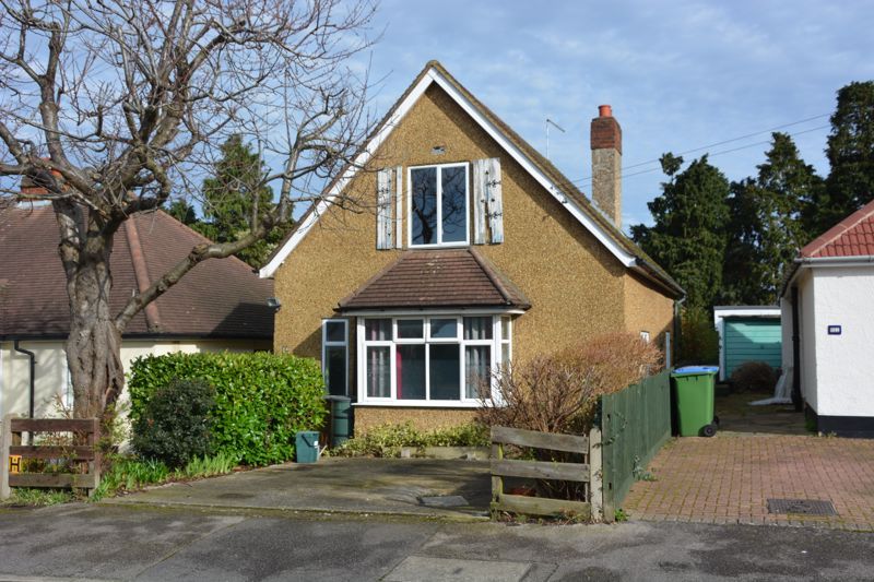 3 bed detached house for sale in Rosemary Avenue, West Molesey KT8, £