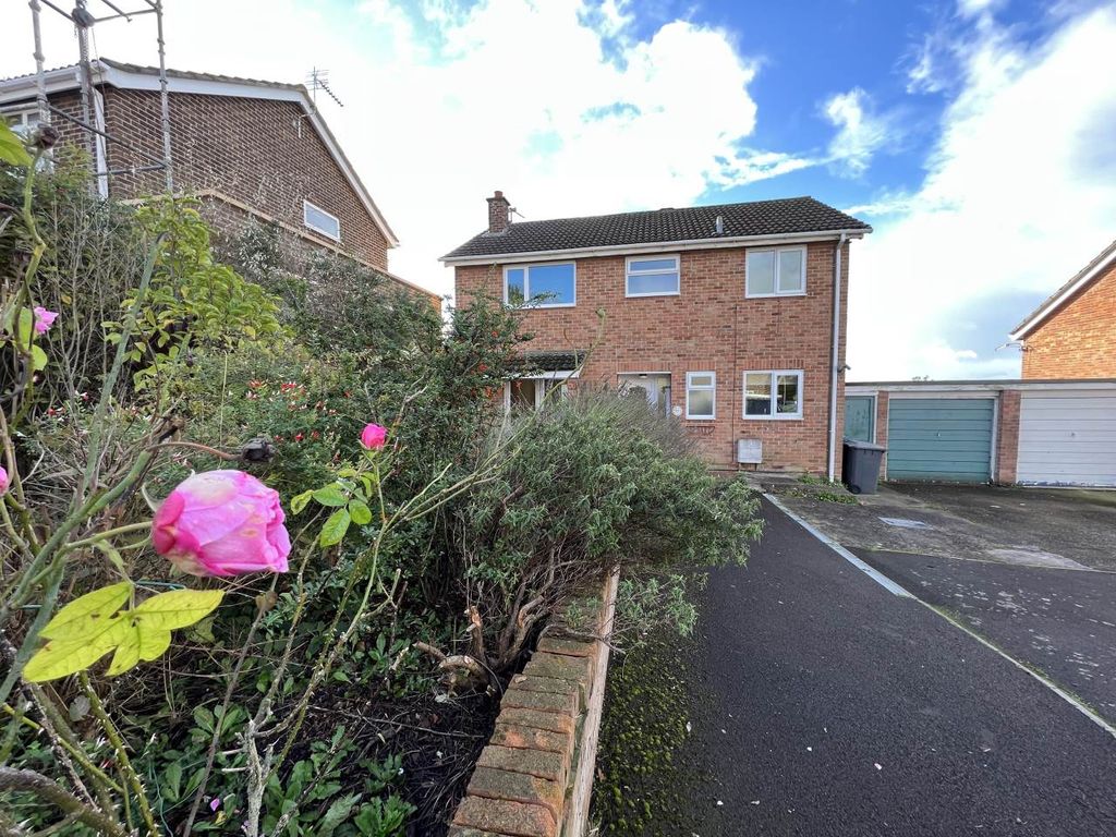 4 bed property to rent in Fairdown Avenue, Westbury, Wiltshire BA13, £