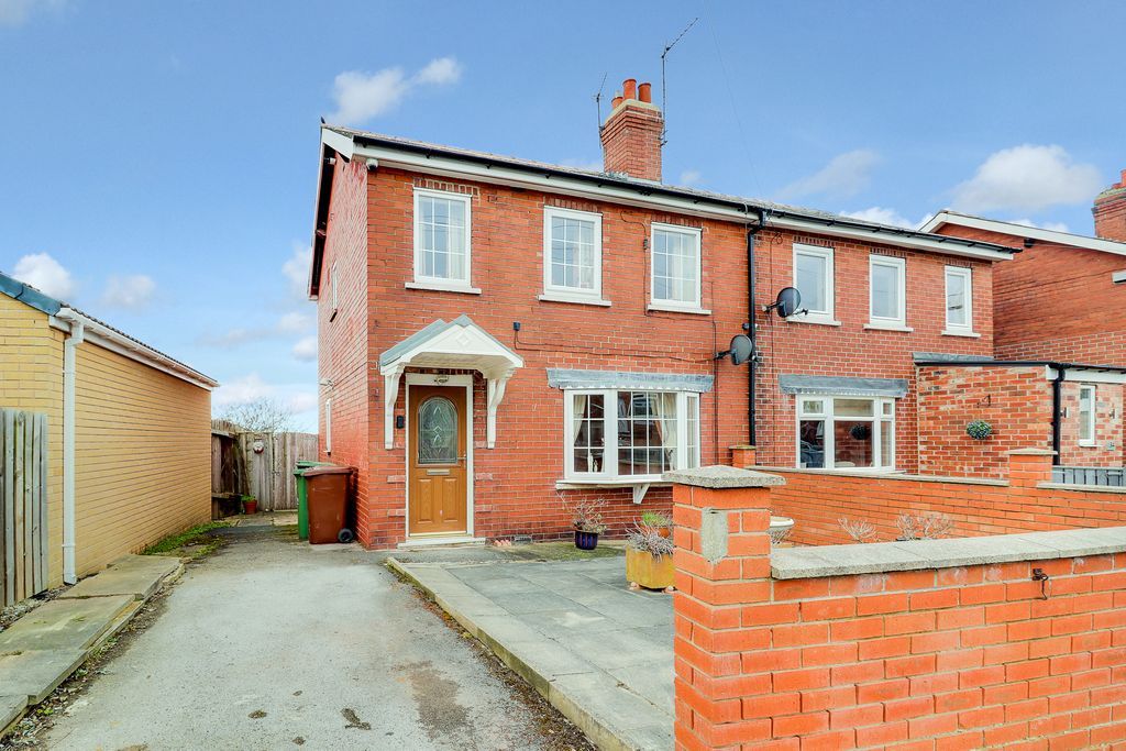 3 bed semidetached house for sale in Highfield Road, Netherton