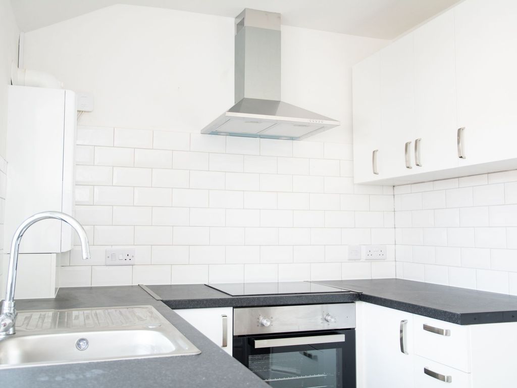 3 bed flat to rent in Ferndale Road, Ferndale SN2, £1,100 pcm Zoopla