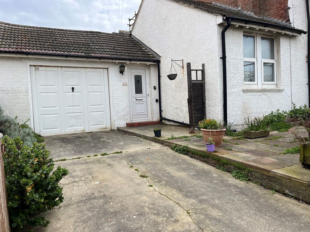 2 bed flat for sale in Marina, BexhillOnSea TN40 Zoopla