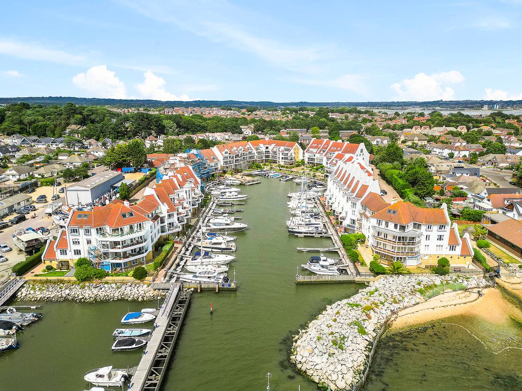 3 bed flat for sale in Lake Avenue, Hamworthy, Poole, Dorset BH15, £