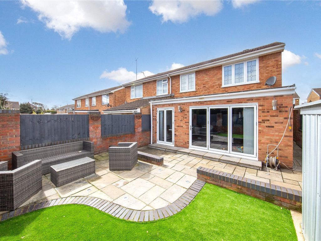 4 bed semidetached house for sale in Buckingham Drive, Luton
