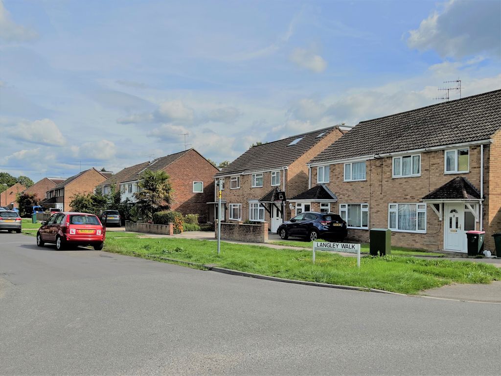 4 bed semidetached house to rent in Langley Walk, Crawley RH11 Zoopla