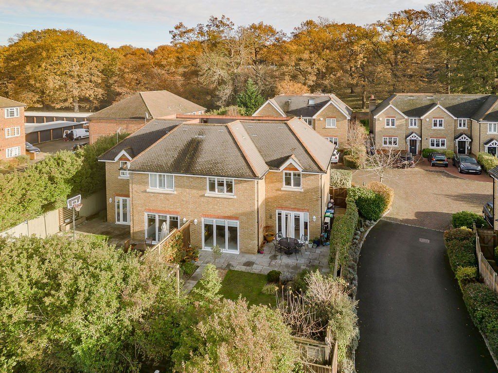 4 bed semidetached house for sale in Oakhurst Close, Kingston Upon