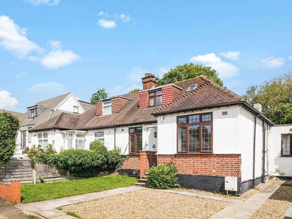 4 bed semidetached bungalow to rent in Hillside Road, Northwood HA6, £