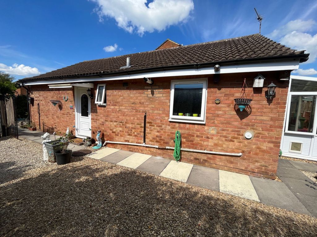 2 bed detached bungalow for sale in Pennine Close, Melksham SN12, £