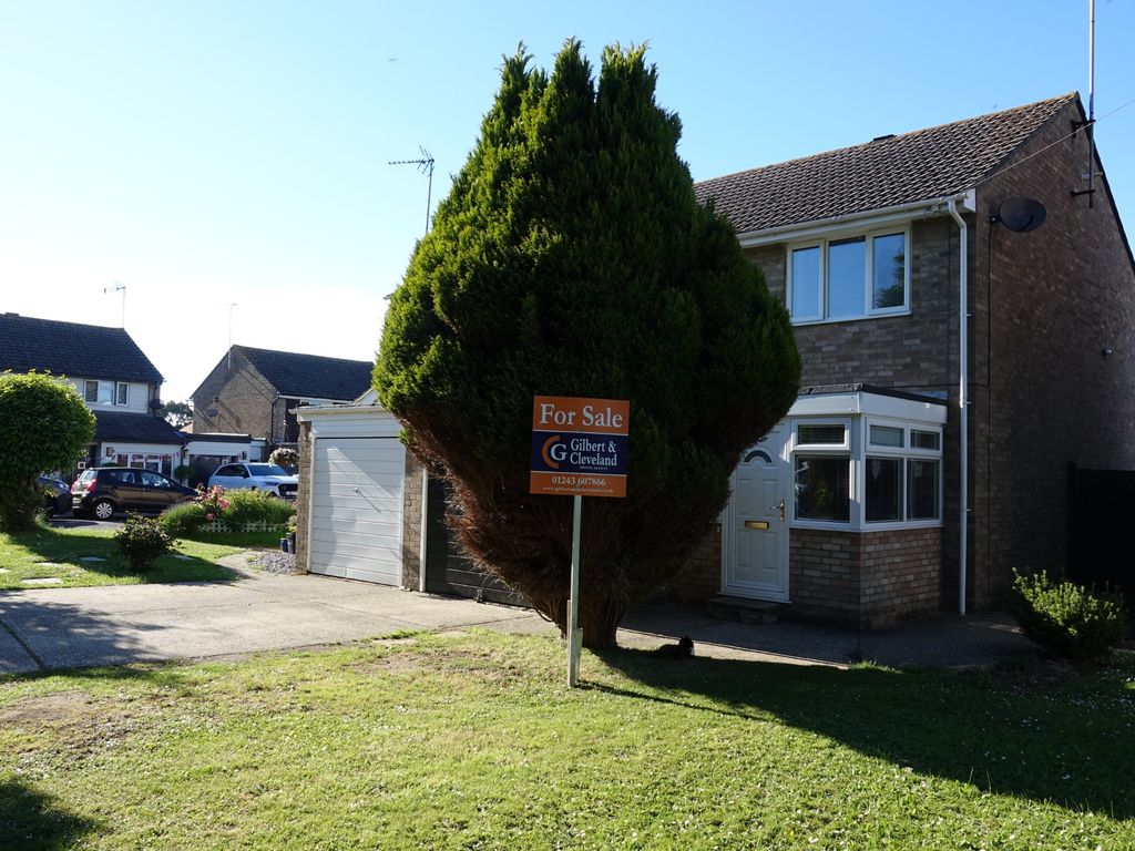 3 bed semidetached house for sale in Trundle View Close, Barnham