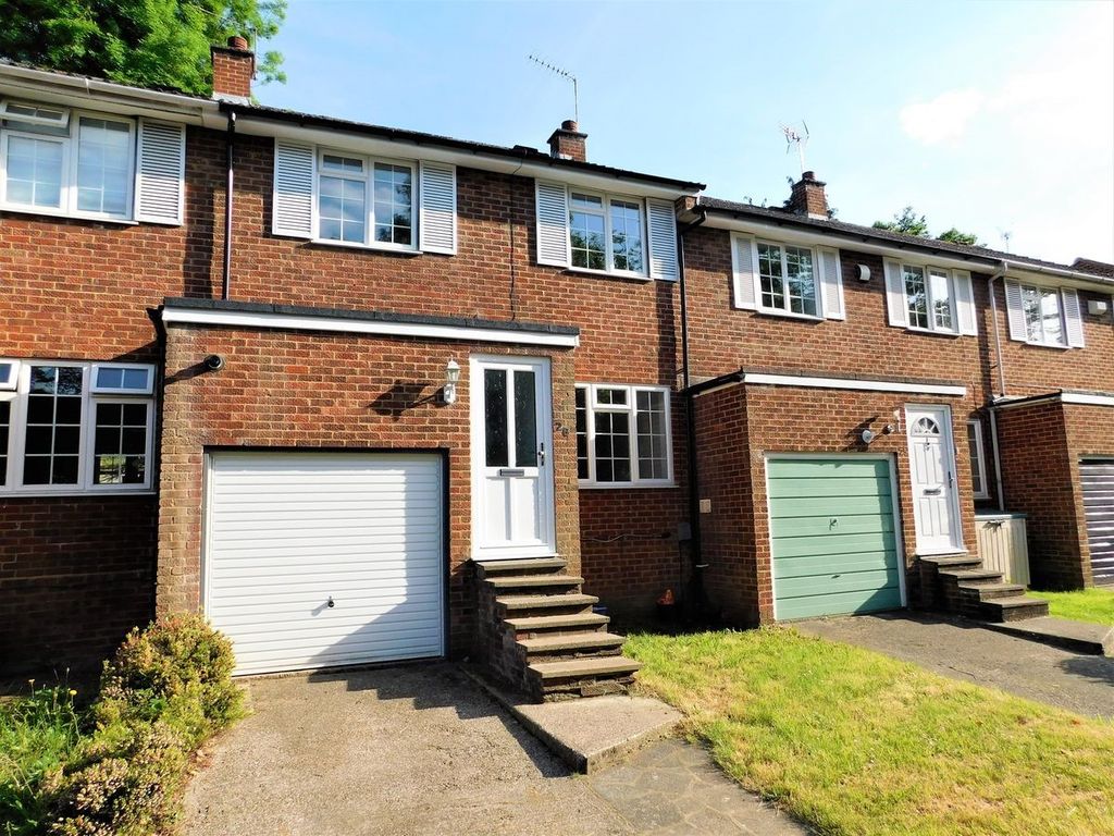 3 bed terraced house to rent in Martin Way, Woking GU21, £1,990 pcm