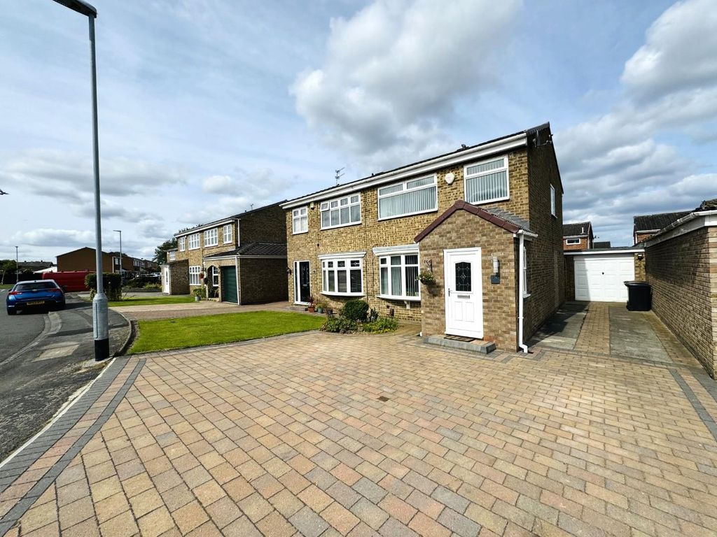 3 bed semidetached house for sale in Felixstowe Close, South Fens