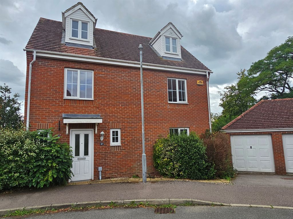 5 bed detached house for sale in Whitechurch Close, Stone, Aylesbury
