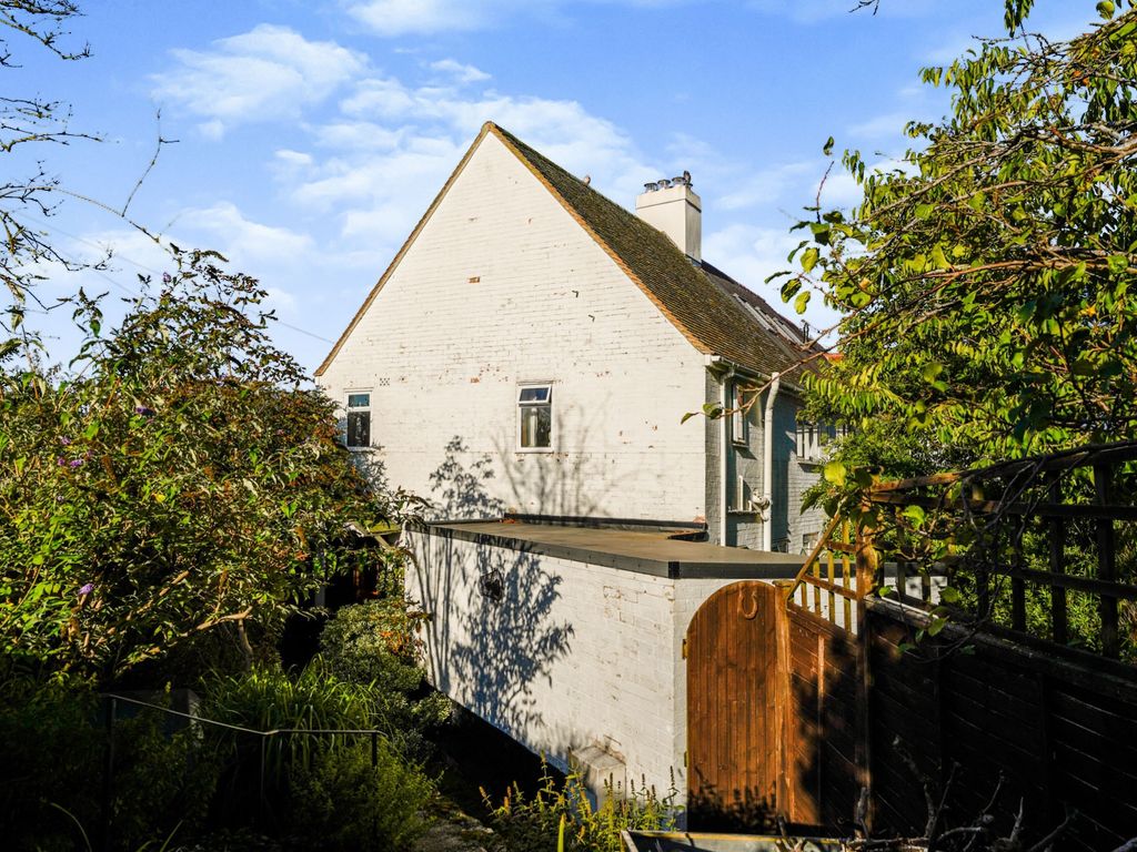 3 bed semidetached house for sale in The Close, School Lane, Southam