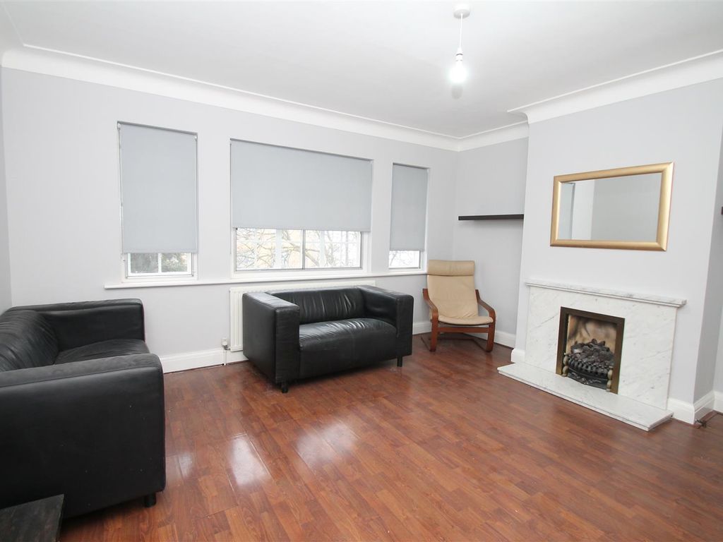 3 bed flat to rent in Crestbrook Place, Green Lanes, Palmers Green N13