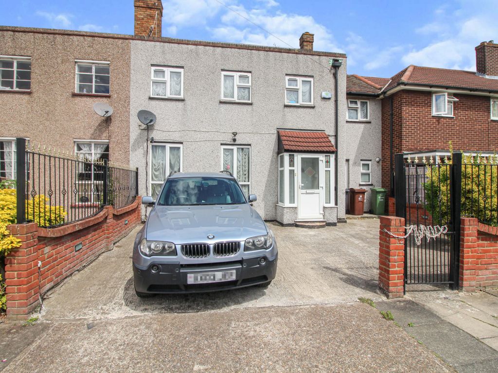 Room to rent in Sugden Way, Barking IG11, £850 pcm Zoopla