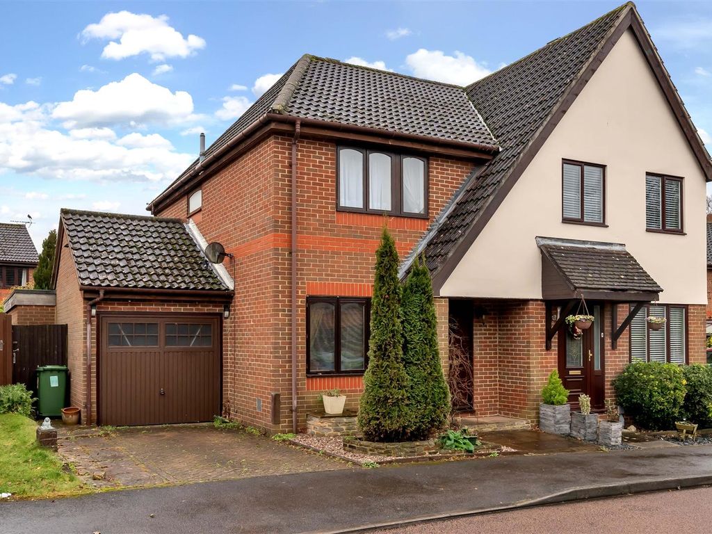 3 bed semidetached house for sale in Holton Heath, Bracknell