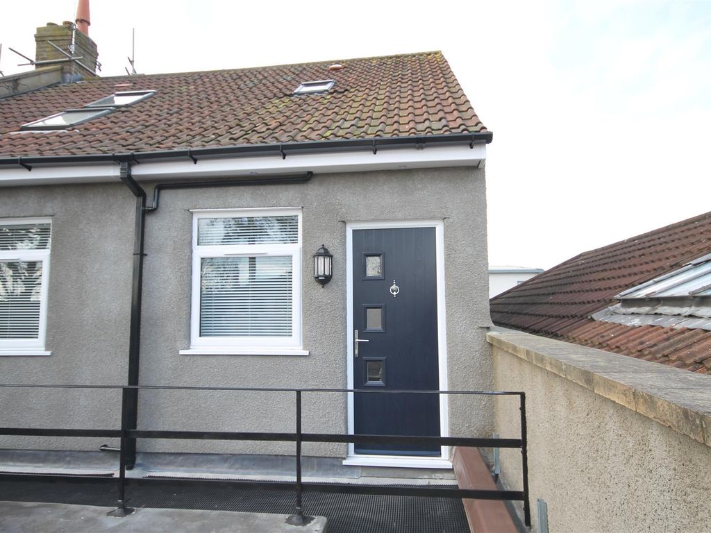 2 bed flat to rent in Badminton Road, Downend, Bristol BS16, £950 pcm