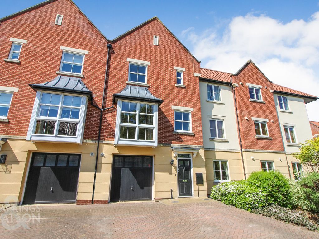 3 bed town house to rent in Hamilton Court, Trafalgar Square