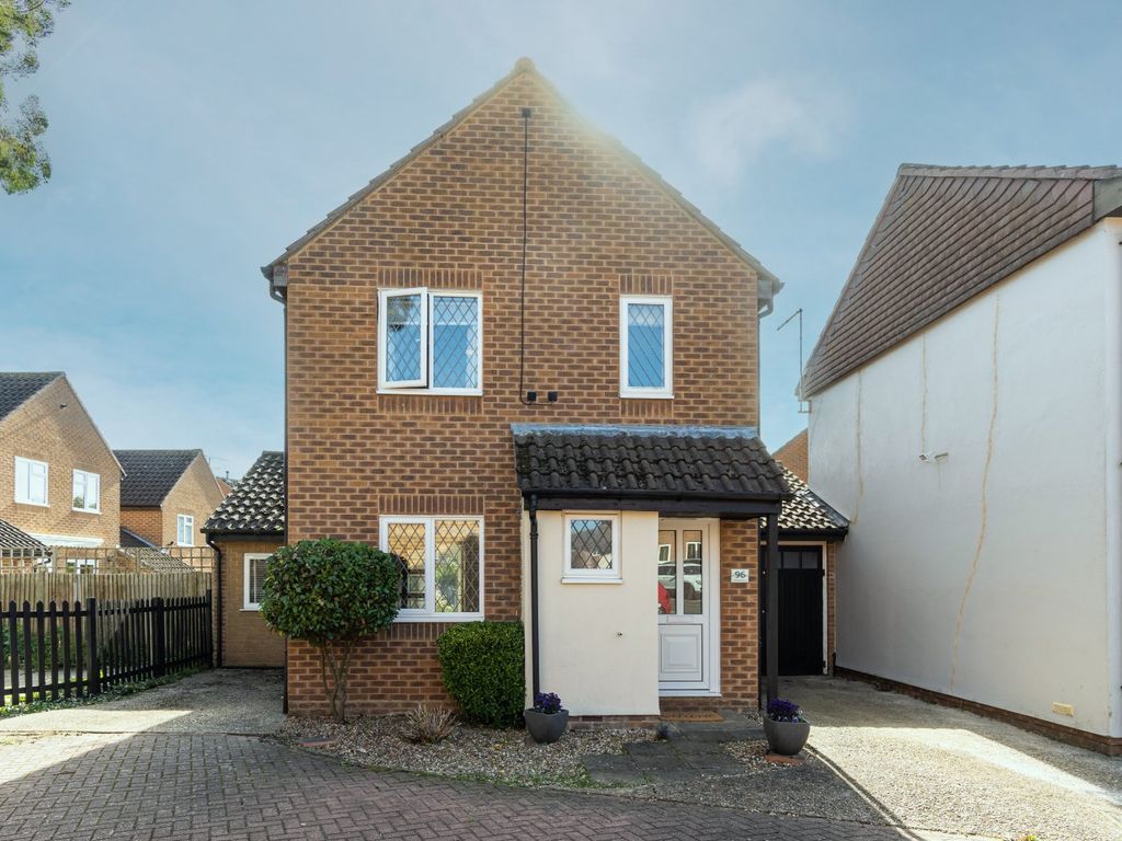 3 bed linkdetached house for sale in Honeybourne, Thorley,