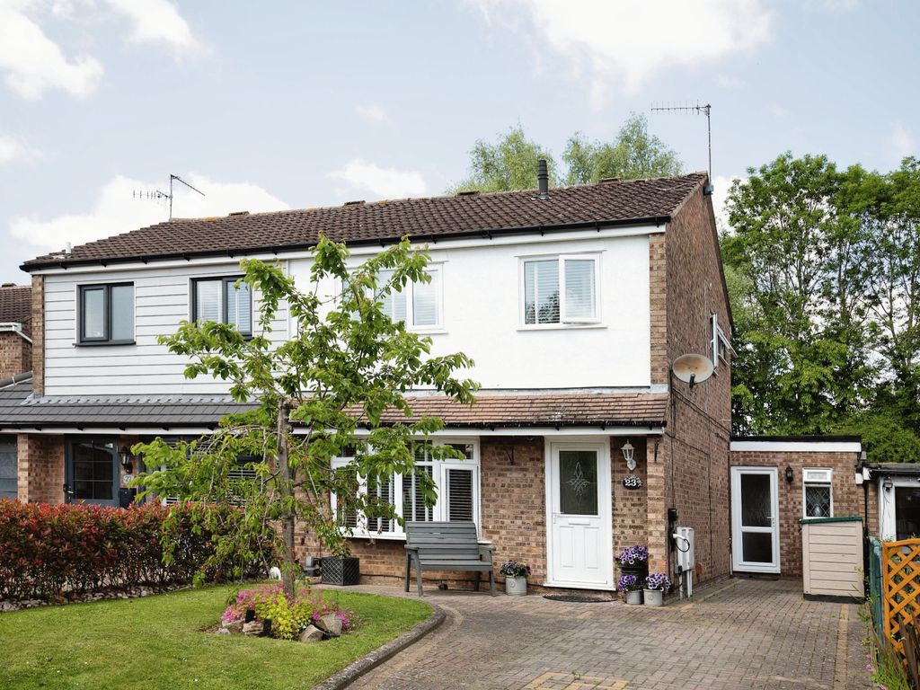 3 bed semidetached house for sale in Hughes Close, Woodloes Park