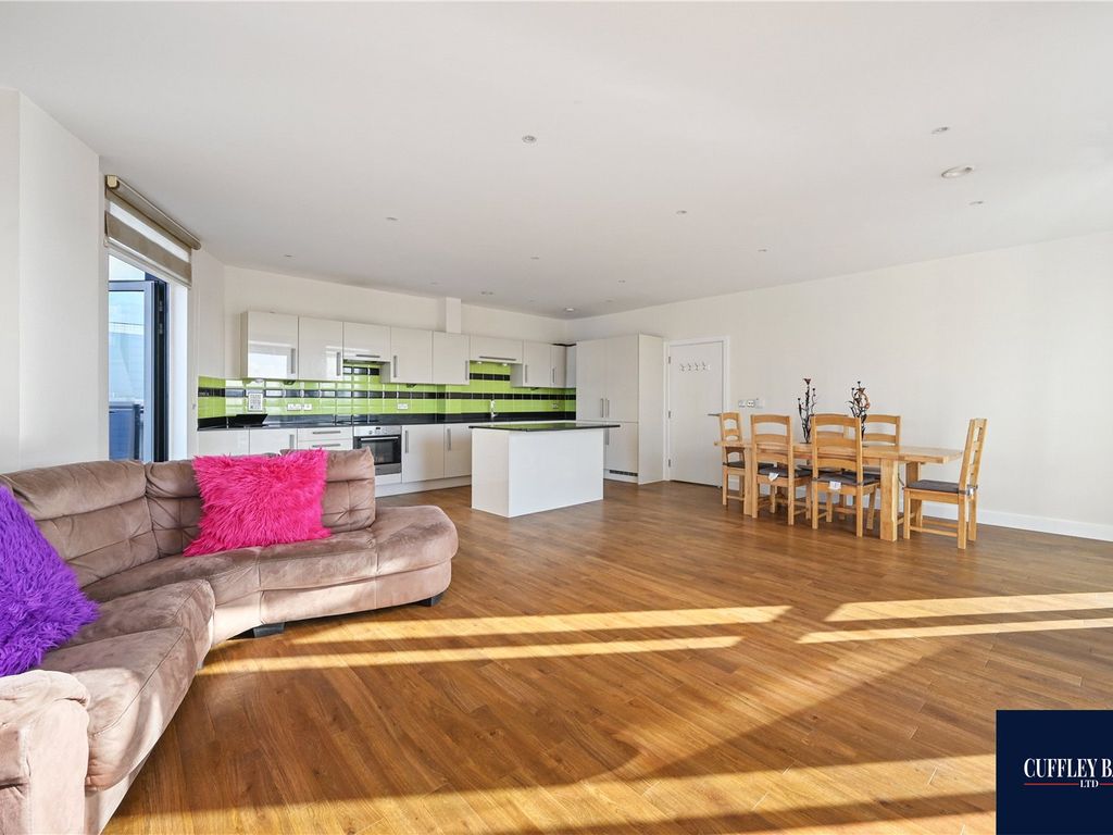 3 bed flat to rent in Cosgrove House, Hatton Road, Wembley HA0, £3,700