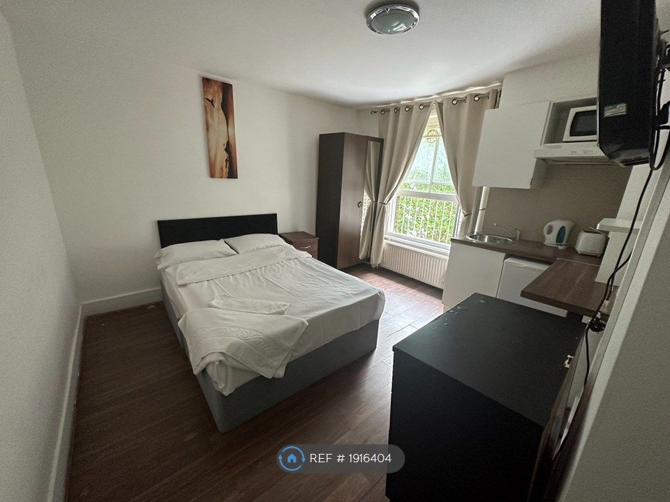 Studio to rent in Knaresborough Place, London SW5, £1,500 pcm Zoopla