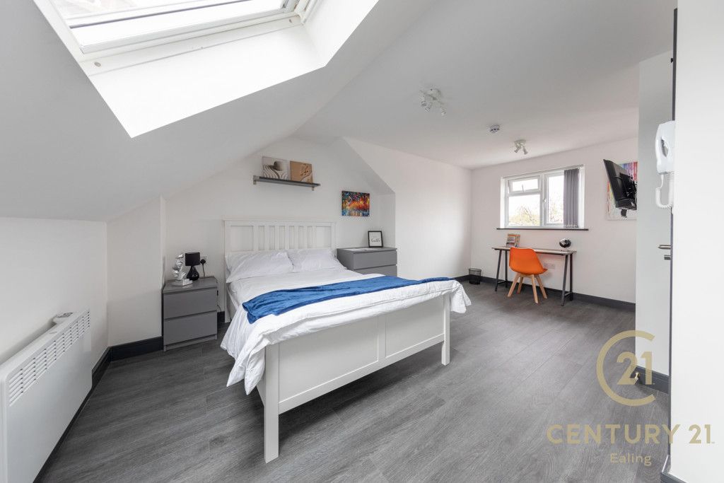 Room to rent in Dorset Avenue, Hayes UB4, £950 pcm Zoopla