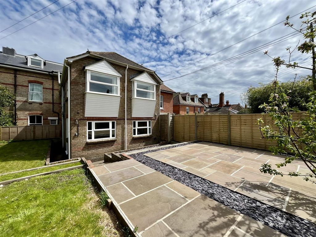 3 bed property to rent in Cornwall Road, Dorchester DT1, £1,400 pcm