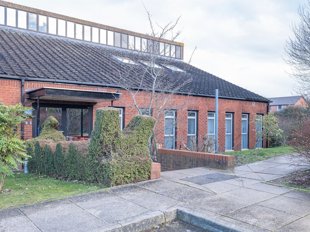 10 bed detached house for sale in Walker Avenue, Wolverton Mill, Milton