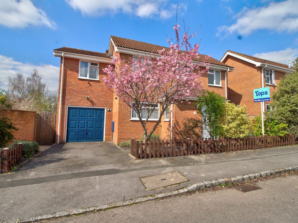 4 bed detached house for sale in Acacia Avenue, Owlsmoor, Sandhurst