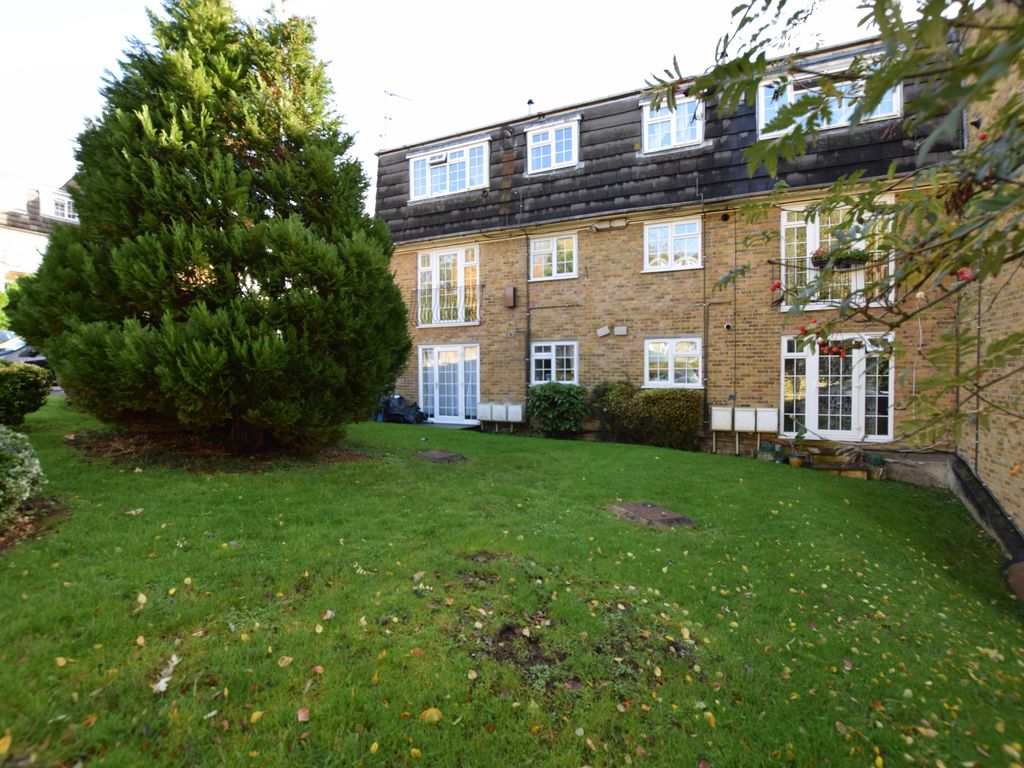 2 bed flat to rent in Crofton Way, Enfield EN2, £1,550 pcm Zoopla