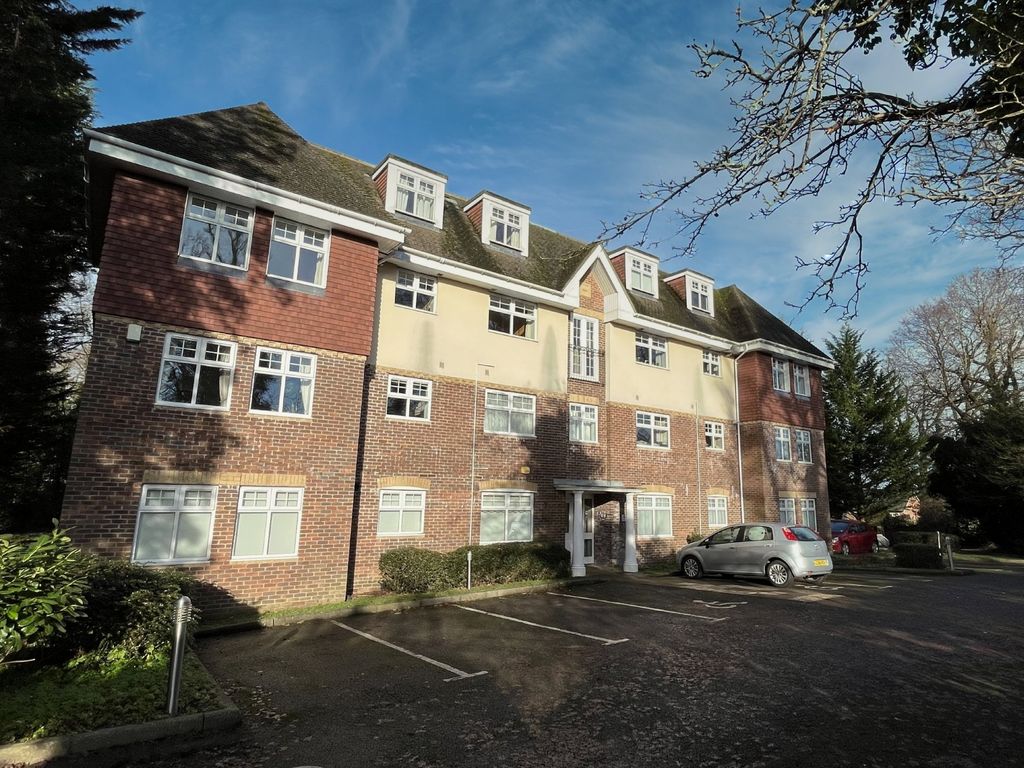 3 bed flat for sale in Southgate, Crawley RH11 Zoopla