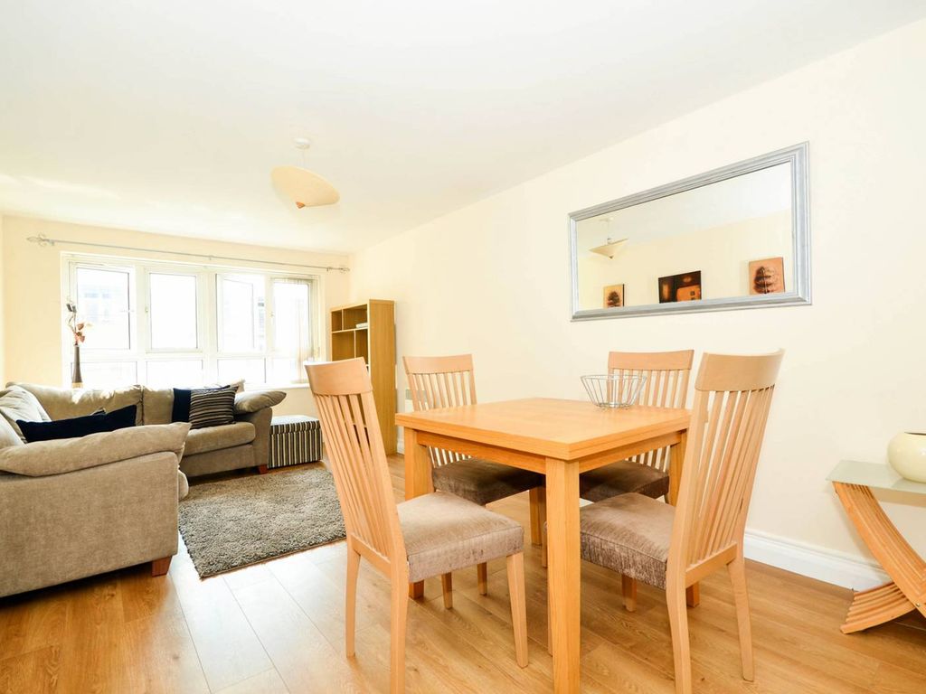 1 bed flat to rent in St Davids Square, Isle Of Dogs, London E14, £