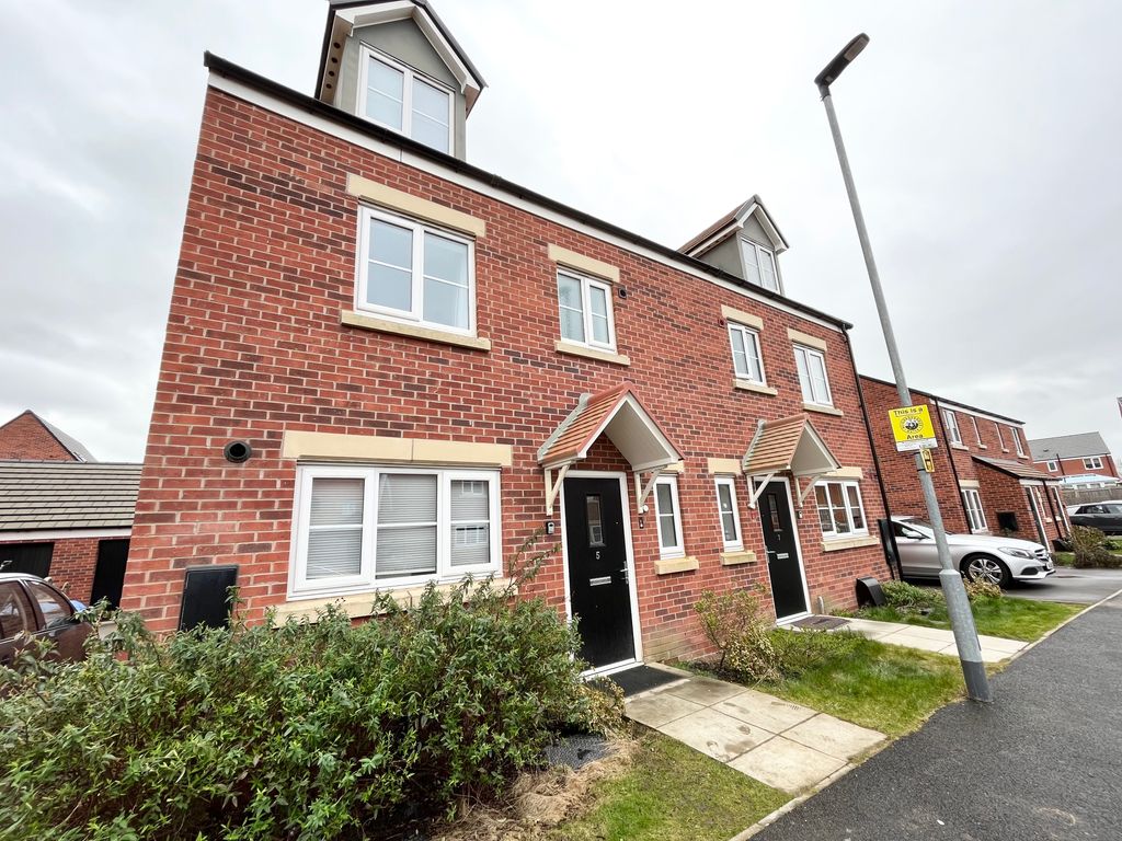 4 bed semidetached house to rent in Clovelly Drive, Hampton Gardens