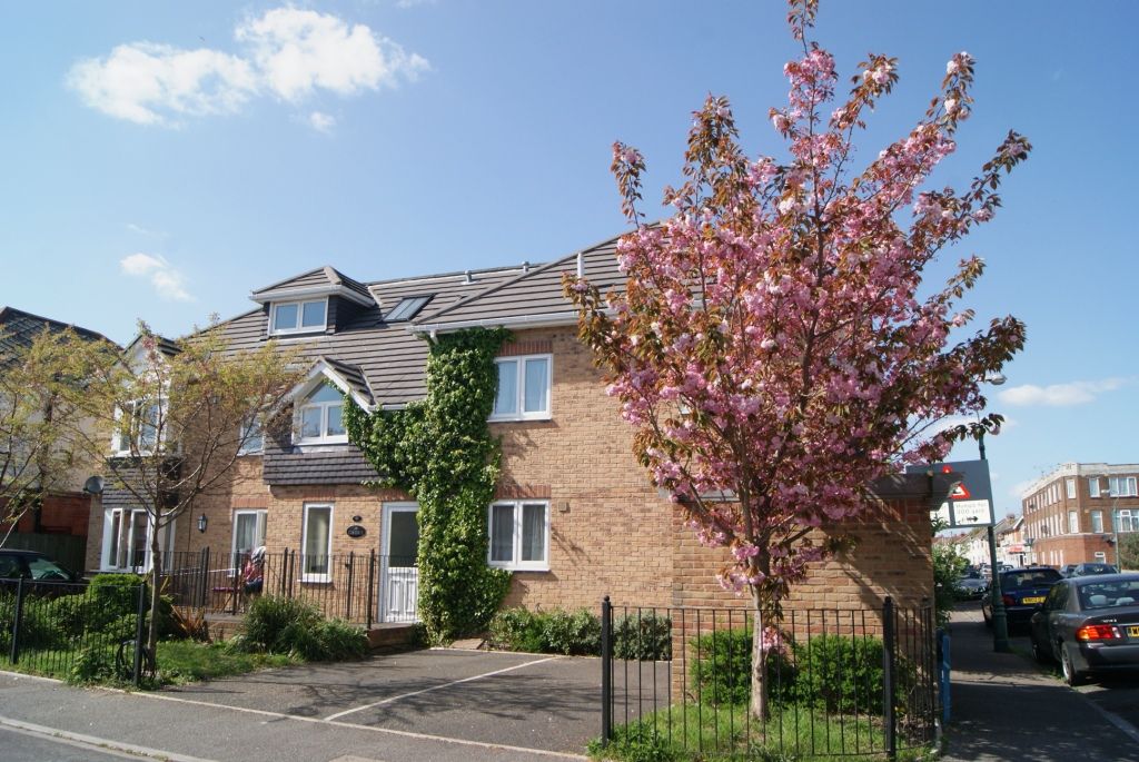 2 bed flat to rent in Grove Road, Bournemouth BH1, £1,200 pcm