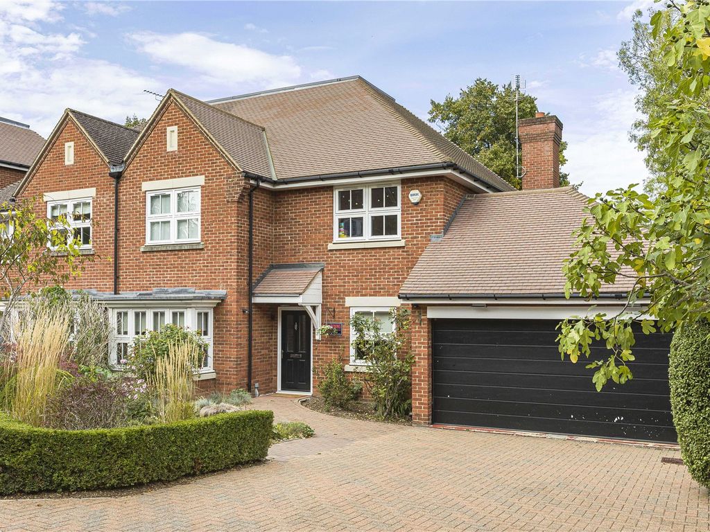 5 bed semidetached house for sale in Douglas Close, Hadley Wood