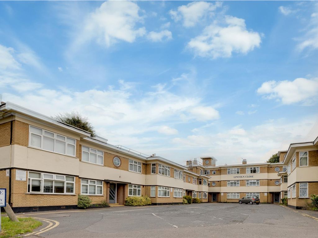 2 bed flat for sale in Lincoln Close, Woodside, Croydon SE25, £260,000