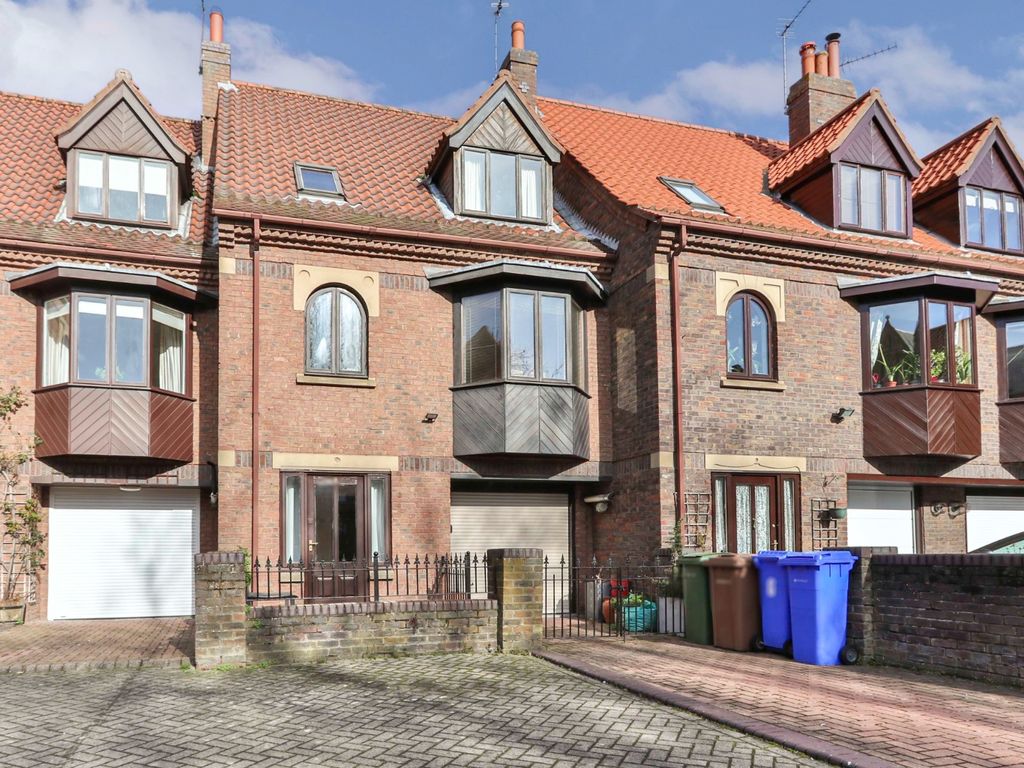 3 bed town house for sale in Dominican Walk, Eastgate, Beverley HU17