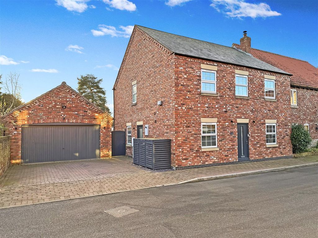 4 bed semidetached house for sale in Wesley Way, North Scarle, Lincoln