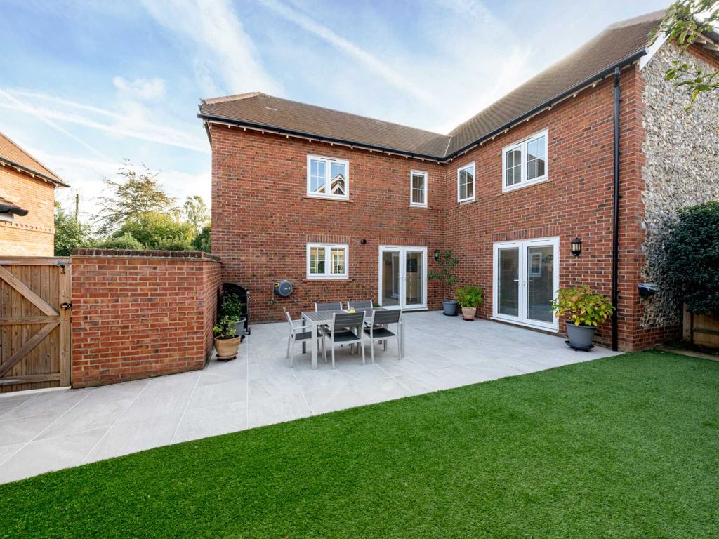 4 bed detached house for sale in Oakhill Close, Leverstock Green HP2, £
