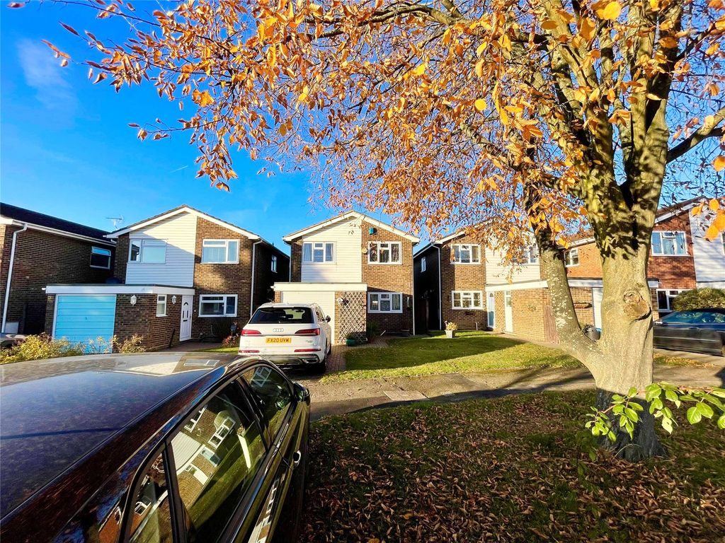 4 bed detached house to rent in Welby Crescent, Winnersh, Berkshire RG41, £2,250 pcm Zoopla