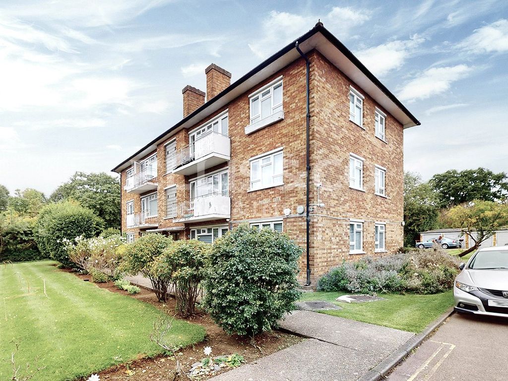 2 bed flat for sale in Salmon Street, Kingsbury, London NW9, £450,000