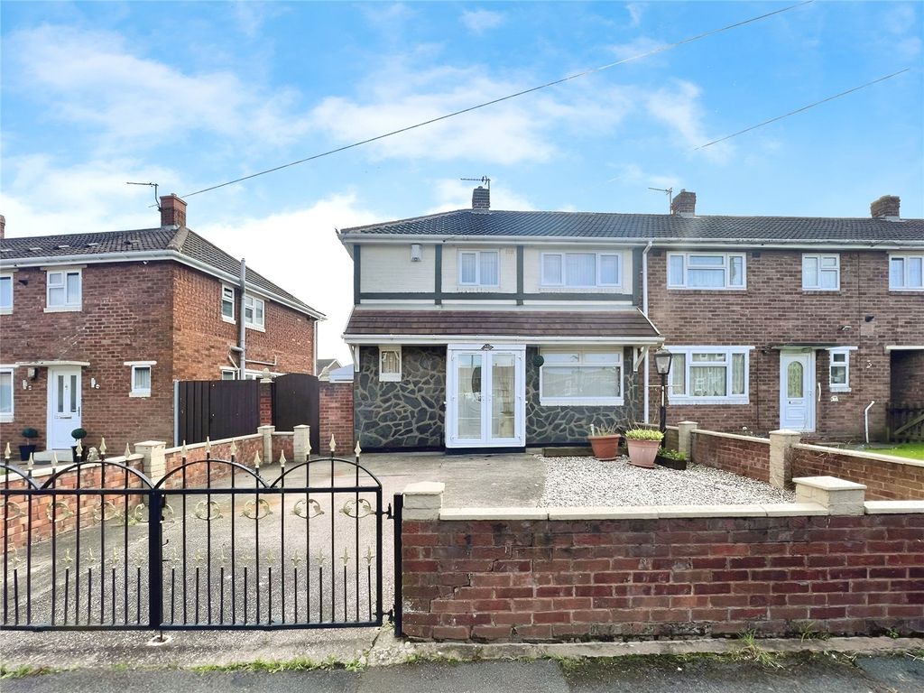 3 bed semidetached house to rent in Wallace Road, Bilston, West